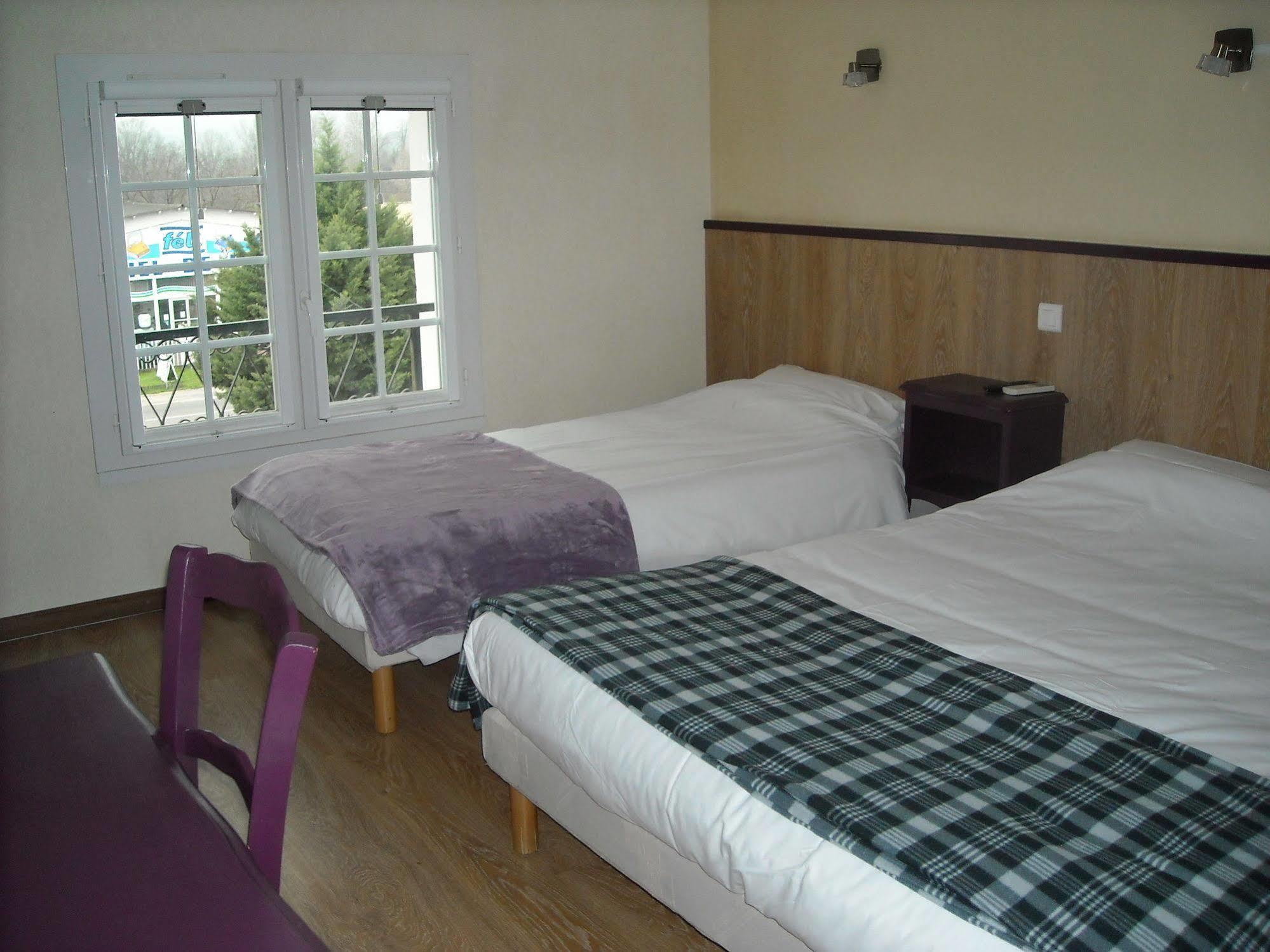 Hotel Ecusson Saint-Hilaire-de-Brethmas Exterior photo