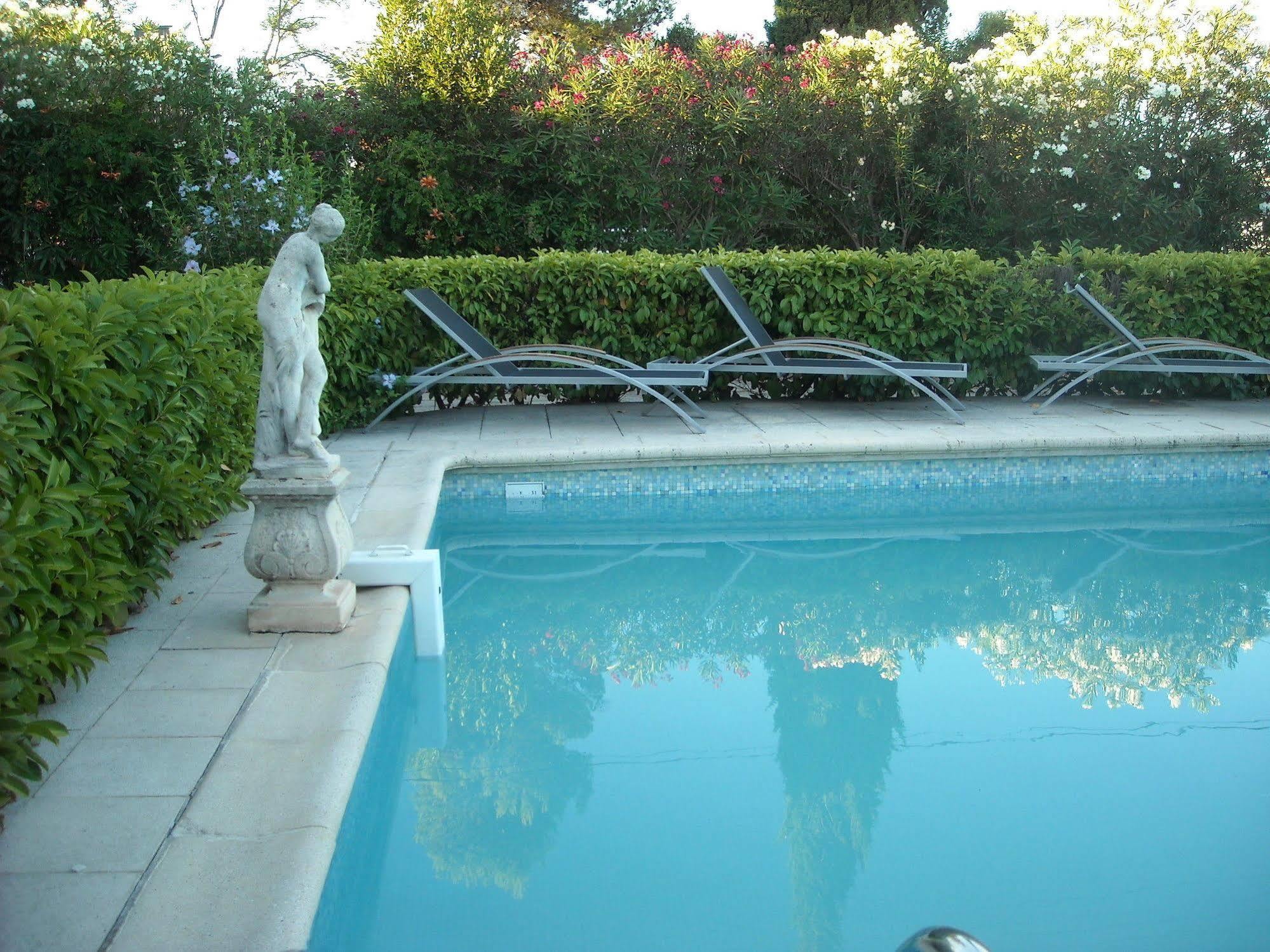 Hotel Ecusson Saint-Hilaire-de-Brethmas Exterior photo